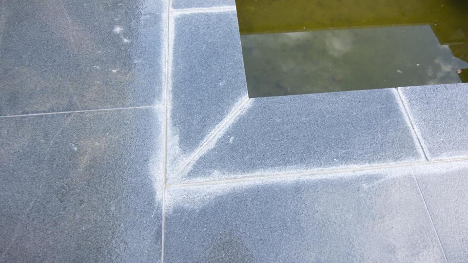vlekvorming op buitenvloer in graniet tegels