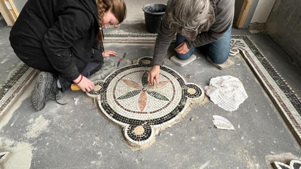 Natuursteen mozaiek vloer restaureren