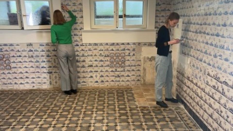 Studenten restaureren tegelkeukentje De Dames in Antwerpen
