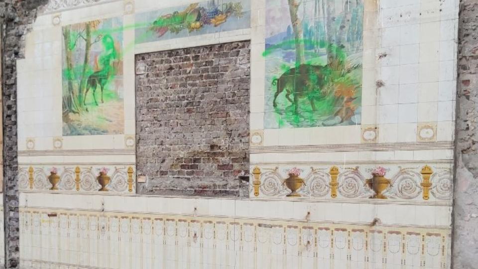 Het vrijgekomen tegelgeheel in de Bakkerstraat te Blankenberge