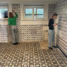 Studenten restaureren tegelkeukentje De Dames in Antwerpen