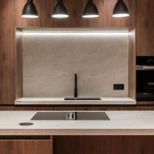 Showroom: Keukens De Abdij Brugge | Material: Unistone Misterio Gold | Stonemason: BW Natuursteen